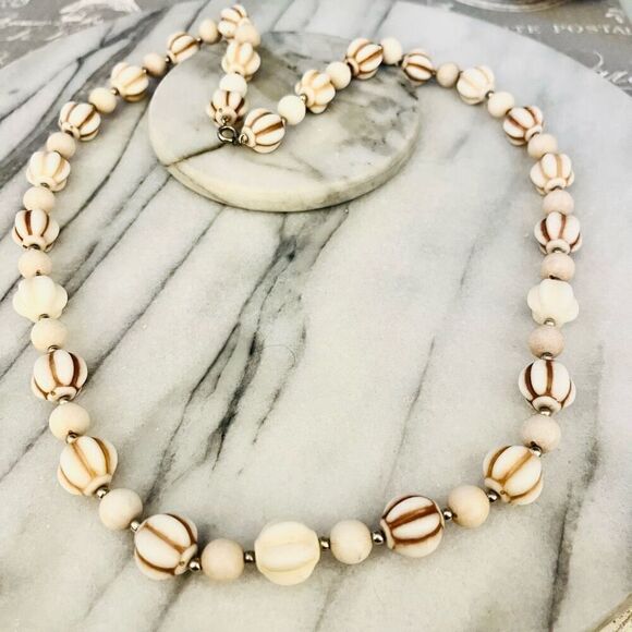 Vintage 1970s Beaded Necklace Off White Beads Single Strand Retro MCM Jewelry - Picture 2 of 7